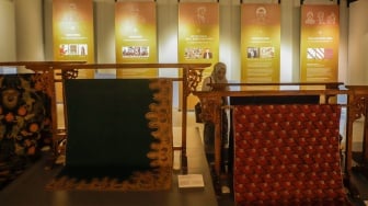 Pengunjung melihat koleksi kain batik di Museum Batik Indonesia, Taman Mini Indonesia Indah, Jakarta, Senin (2/10/2023). [Suara.com/Alfian Winanto]