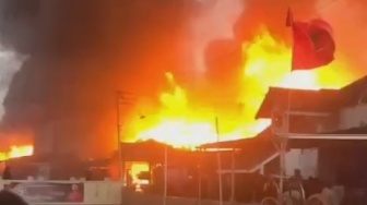 Video Detik-detik Kebakaran Gudang Rongsok di Pasar Kliwon Solo, Terdengar Jeritan Kepanikan Warga