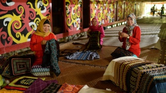 Hari Batik Nasional, Karya Pengrajin di Beberapa Wilayah Indonesia Ini Berhasil Go International