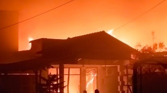 Kebakaran Gudang Rongsok di Pasar Kliwon, 5 Rumah Dikabarkan Ikut Dilalap Api