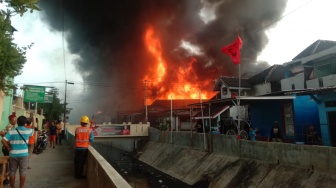 BREAKING NEWS! Kebakaran Hebat Melanda Gudang Rongsok di Pasar Kliwon Solo