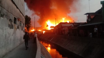 Kepanikan Warga Lihat  Api Berkorbar di Gudang Rongsok, Selamatkan Barang Berharga