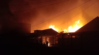 UPDATE Kebakaran Gudang Rongsok di Pasar Kliwon: Api Masih Berkobar, Terdengar Suara Ledakan