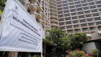 Papan peringatan terlasang di Hotel Sultan, Kompleks GBK, Jakarta, Rabu (4/10/2023). [Suara.com/Alfian Winanto]