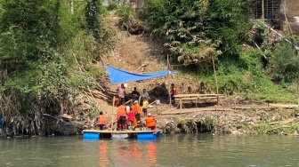 Sejumlah Siswa di Kota Malang Gunakan Perahu Rakit untuk Berangkat Sekolah, BPBD Minta Dihentikan