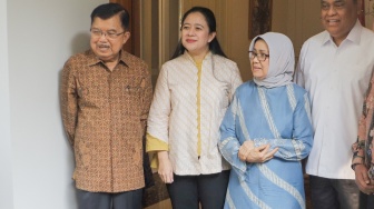 Wakil Presiden Indonesia ke-10 dan 12, Jusuf Kalla (kiri) ditemani istrinya Mufidah Jusuf Kalla (kanan), dan Ketua DPR RI Puan Maharani (tengah) saat menggelar konferensi pers di Kediaman Jusuf Kalla di Kebayoran Baru, Jakarta, Rabu (4/10/2023). [Suara.com/Alfian Winanto]