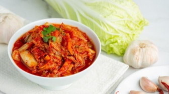 6 Risiko Terlalu Berlebihan Makan Kimchi, Tidak Baik untuk Kesehatan!