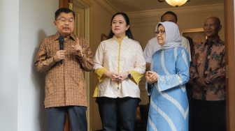 Wakil Presiden Indonesia ke-10 dan 12, Jusuf Kalla (kiri) ditemani istrinya Mufidah Jusuf Kalla (kanan), dan Ketua DPR RI Puan Maharani (tengah) saat menggelar konferensi pers di Kediaman Jusuf Kalla di Kebayoran Baru, Jakarta, Rabu (4/10/2023). [Suara.com/Alfian Winanto]