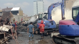 Api dan Asap Masih Muncul di Kebakaran Gudang Rongsok di Pasar Kliwon