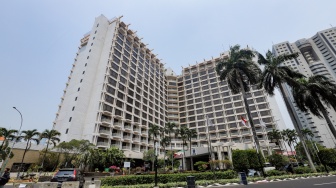 Pontjo Sutowo Geram Pemasangan Spanduk Pengosongan Lahan Bikin Hotel Sultan Sepi