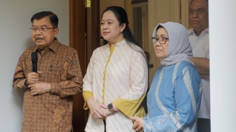 Wakil Presiden Indonesia ke-10 dan 12, Jusuf Kalla (kiri) ditemani istrinya Mufidah Jusuf Kalla (kanan), dan Ketua DPR RI Puan Maharani (tengah) saat menggelar konferensi pers di Kediaman Jusuf Kalla di Kebayoran Baru, Jakarta, Rabu (4/10/2023). [Suara.com/Alfian Winanto]