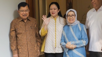 Wakil Presiden Indonesia ke-10 dan 12, Jusuf Kalla (kiri) ditemani istrinya Mufidah Jusuf Kalla (kanan), dan Ketua DPR RI Puan Maharani (tengah) saat menggelar konferensi pers di Kediaman Jusuf Kalla di Kebayoran Baru, Jakarta, Rabu (4/10/2023). [Suara.com/Alfian Winanto]