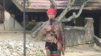 Panglima Jilah Singgung Jalan Rusak Puluhan Tahun saat Bupati Mempawah Erlina Kunjungi Toho