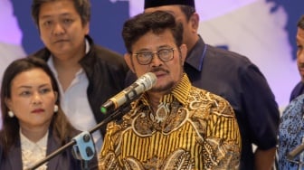 Menteri Pertanian Syahrul Yasin Limpo (tengah)  memberikan pernyataan saat menggelar konferensi pers di Kantor DPP NasDem di Jakarta, Kamis (5/10/2023). [Suara.com/Alfian Winanto]