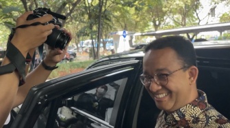 Bungkam Ditanya soal Kasus Mentan SYL, Anies Cuma Lempar Senyum dan Angkat Jempol