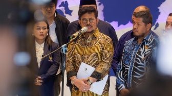 Menteri Pertanian Syahrul Yasin Limpo (tengah)  memberikan pernyataan saat menggelar konferensi pers di Kantor DPP NasDem di Jakarta, Kamis (5/10/2023). [Suara.com/Alfian Winanto]