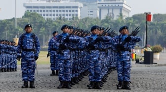 Prajurit TNI berbaris saat upacara HUT ke-78 Tentara Nasional Indonesia (TNI) di Lapangan Silang Monumen Nasional (Monas), Gambir, Jakarta, Kamis (5/10/2023). [Suara.com/Alfian Winanto]