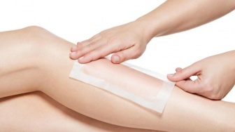 Begini 5 Cara Waxing Kaki yang Benar agar Tidak Iritasi, Langsung Bersih!