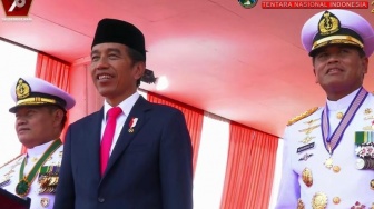 Jokowi Tertawa saat Lagu KSAD Dudung Dinyanyikan di HUT TNI ke-78: Presiden Ngopi, Panglima Ngopi