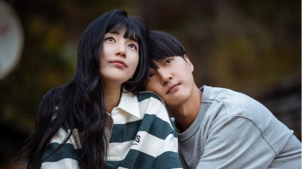 Suzy dan Yang Se Jong Pamer Chemistry dalam Still Cuts Drama Korea 'Doona!'