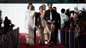 7 Gaya Artis di Busan International Film Festival 2023, Outfit Reza Rahadian Indonesia Banget