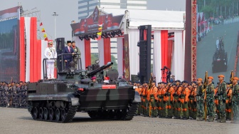 Momen Jokowi Naik Tank Amfibi saat Upacara HUT ke-78 TNI