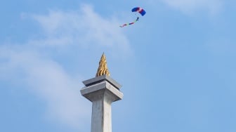 Sejumlah prajurit TNI melakukan atraksi terjun payung pada peringatan HUT ke-78 TNI di Lapangan Silang Monumen Nasional (Monas), Gambir, Jakarta, Kamis (5/10/2023). [Suara.com/Alfian Winanto]