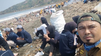 Viral di Media Sosial, Ini Aksi Nyata Siswa SMK DB Bersihkan Sampah di Pantai Cibuntu Simpenan