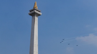 Atraksi udara pesawat terbang ditampilkan pada peringatan HUT ke-78 TNI di Lapangan Silang Monumen Nasional (Monas), Gambir, Jakarta, Kamis (5/10/2023). [Suara.com/Alfian Winanto]