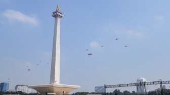 Atraksi udara pesawat terbang ditampilkan pada peringatan HUT ke-78 TNI di Lapangan Silang Monumen Nasional (Monas), Gambir, Jakarta, Kamis (5/10/2023). [Suara.com/Alfian Winanto]