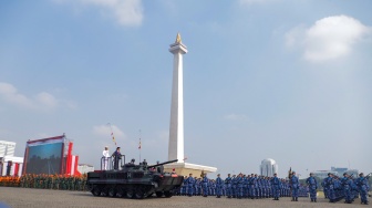 Presiden Joko Widodo (kedua kiri) didampingi Panglima TNI Laksamana TNI Yudo Margono (kiri) dan komandan upacara Mayjen TNI Choirul Anam (ketiga kiri) memeriksa pasukan saat menjadi inspektur upacara Hari Ulang Tahun (HUT) ke-78 Tentara Nasional Indonesia (TNI) di Lapangan Silang Monumen Nasional (Monas), Gambir, Jakarta, Kamis (5/10/2023). [Suara.com/Alfian Winanto]
