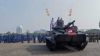 Presiden Joko Widodo (kedua kiri) didampingi Panglima TNI Laksamana TNI Yudo Margono (kiri) dan komandan upacara Mayjen TNI Choirul Anam (ketiga kiri) memeriksa pasukan saat menjadi inspektur upacara Hari Ulang Tahun (HUT) ke-78 Tentara Nasional Indonesia (TNI) di Lapangan Silang Monumen Nasional (Monas), Gambir, Jakarta, Kamis (5/10/2023). [Suara.com/Alfian Winanto]
