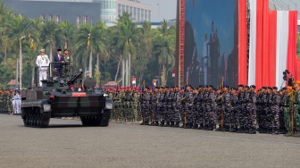 Presiden Joko Widodo (kedua kiri) didampingi Panglima TNI Laksamana TNI Yudo Margono (kiri) dan komandan upacara Mayjen TNI Choirul Anam (ketiga kiri) memeriksa pasukan saat menjadi inspektur upacara Hari Ulang Tahun (HUT) ke-78 Tentara Nasional Indonesia (TNI) di Lapangan Silang Monumen Nasional (Monas), Gambir, Jakarta, Kamis (5/10/2023). [Suara.com/Alfian Winanto]
