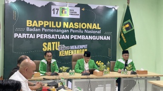 Kenakan Jaket Hijau dan Peci Hitam saat Pimpin Rapat Bappilu, Sandiaga Beri Arahan ke Jajaran PPP