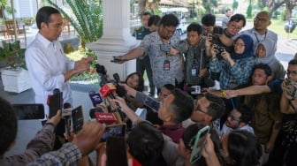 Presiden Joko Widodo (kiri) menyampaikan keterangan kepada wartawan di Istana Merdeka, Jakarta, Jumat (6/10/2023). [ANTARA FOTO/Sigid Kurniawan/nym]