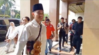 Ketum PSI Kaesang Pangarep Sambangi Kantor PP Muhammadiyah Sambil Tenteng Tas Berhias Boneka Teddy Bear