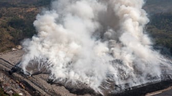 Foto udara kepulan asap dari tumpukan sampah yang terbakar di tempat pembuangan akhir (TPA) Jatibarang Semarang, Jawa Tengah, Jumat (6/10/2023). [ANTARA FOTO/ANTARA FOTO/Aji Styawan/tom]