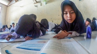 Kekurangan Ruang Kelas, Siswa SD di Bogor Harus Belajar di Lantai Mushola Selama 2 Tahun