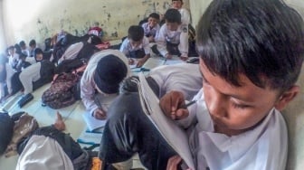 Sejumlah siswa kelas IV SDN Cidokom 02 mengikuti kegiatan belajar di lantai ruangan musholla di Rumpin, Kabupaten Bogor, Jawa Barat , Jumat (6/10/2023). [ANTARA FOTO/Yulius Satria Wijaya/nym]