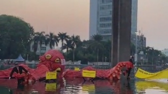 Nyebur ke Kolam Bundaran HI saat Aksi Monster Gurita Oligarki, 12 Aktivis Greenpeace Ditangkap!