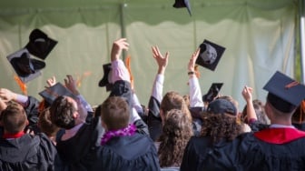 Dijamin Worth It, 4 Kado Wisuda Ramah Kantong untuk Teman Terdekat