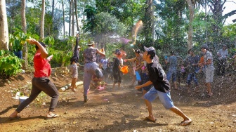 Warga saling menyiram minuman dawet cendol saat tradisi Perang Dawet Cendol untuk meminta hujan di tengah perkebunan kopi Desa Kemiriombo, Gemawang , Temanggung, Jateng, Jumat (6/10/2023). [ANTARA FOTO/Anis Efizudin/nym]