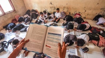 Sejumlah siswa kelas IV SDN Cidokom 02 mengikuti kegiatan belajar di lantai ruangan musholla di Rumpin, Kabupaten Bogor, Jawa Barat , Jumat (6/10/2023). [ANTARA FOTO/Yulius Satria Wijaya/nym]