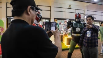 Pengunjung berswafoto dengan cosplayer di acara ANIMART Indonesia 2023 di Wisma Serbaguna GBK, Senayan, Jakarta, Sabtu (7/10/2023). [Suara.com/Alfian Winanto]