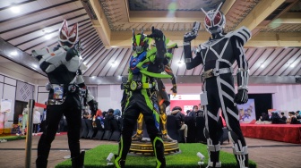 Cosplayer bergaya saat tampil di acara ANIMART Indonesia 2023 di Wisma Serbaguna GBK, Senayan, Jakarta, Sabtu (7/10/2023). [Suara.com/Alfian Winanto]