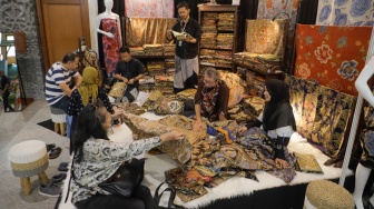 Pengunjung melihat berbagai produk kerajinan yang ditampilkan pada gelaran Inacraft 2023 di Jakarta Convention Center, Jakarta, Sabtu (7/10/2023). [Suara.com/Alfian Winanto]