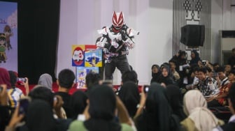 Cosplayer bergaya saat tampil di acara ANIMART Indonesia 2023 di Wisma Serbaguna GBK, Senayan, Jakarta, Sabtu (7/10/2023). [Suara.com/Alfian Winanto]