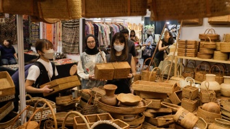 Pengunjung melihat berbagai produk kerajinan yang ditampilkan pada gelaran Inacraft 2023 di Jakarta Convention Center, Jakarta, Sabtu (7/10/2023). [Suara.com/Alfian Winanto]