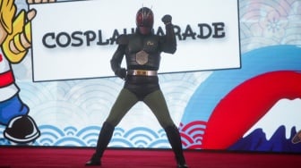 Cosplayer bergaya saat tampil di acara ANIMART Indonesia 2023 di Wisma Serbaguna GBK, Senayan, Jakarta, Sabtu (7/10/2023). [Suara.com/Alfian Winanto]