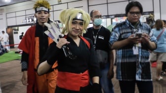 Cosplayer bergaya saat tampil di acara ANIMART Indonesia 2023 di Wisma Serbaguna GBK, Senayan, Jakarta, Sabtu (7/10/2023). [Suara.com/Alfian Winanto]